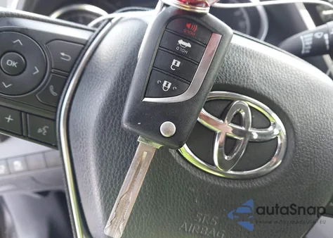 2020 Toyota Camry Le z USA, uszkodzony, nr VIN 4T1C11AK8LU369729